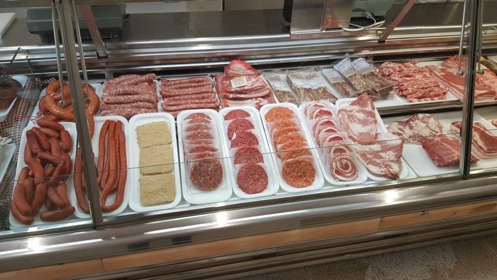 carnes, embutidos y hamburguesas en el mostrador de carnicería